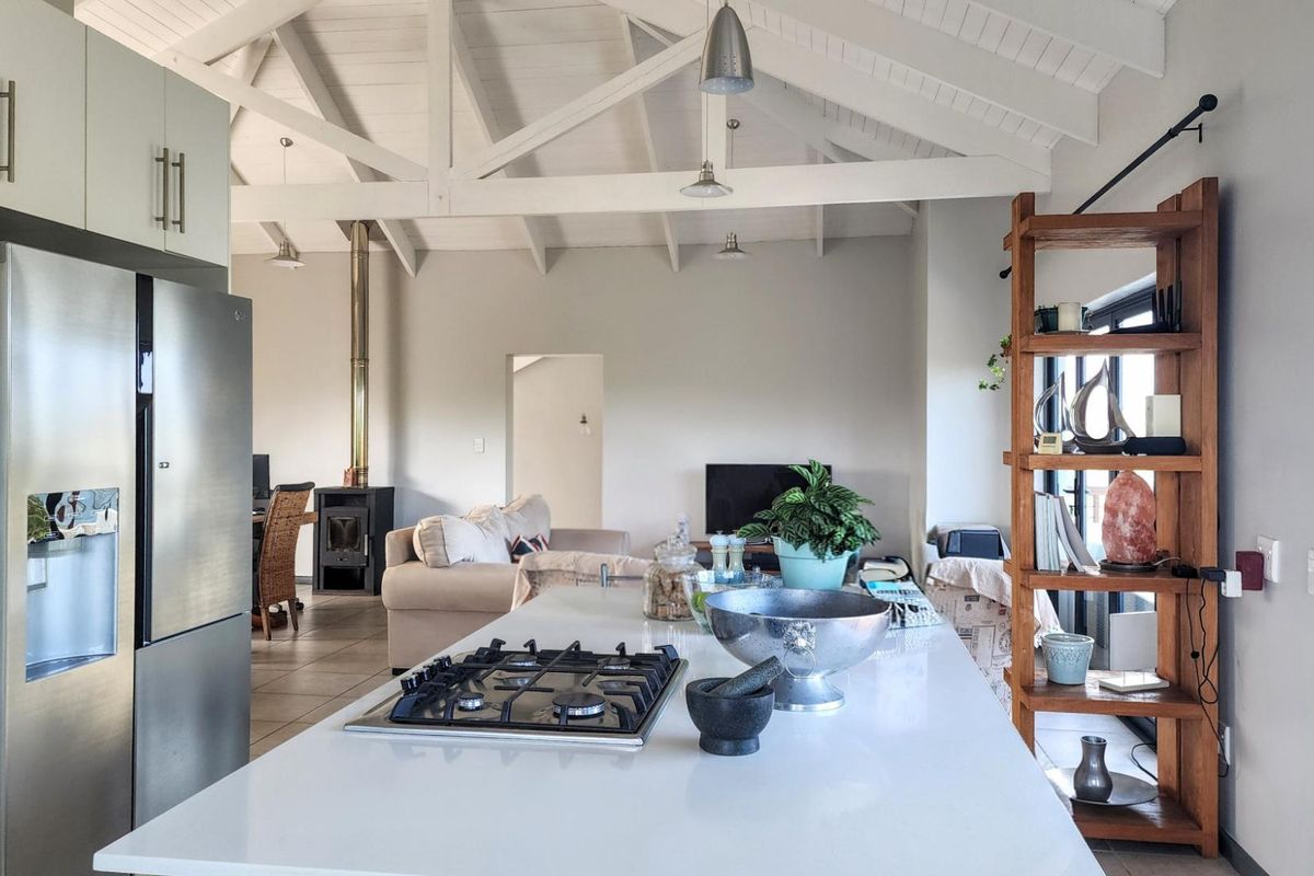 Where Modern Comfort Meets Coastal Beauty - Photo 4