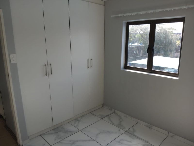 Step into this neat and well-designed 2-bedroom flat, offering a comfortable and low-maintenance lifestyle ideal for modern living. - Photo 6