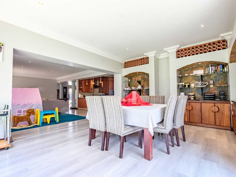 "Luxurious Double-Storey Home in Exclusive Beyerspark Estate" - Photo 9