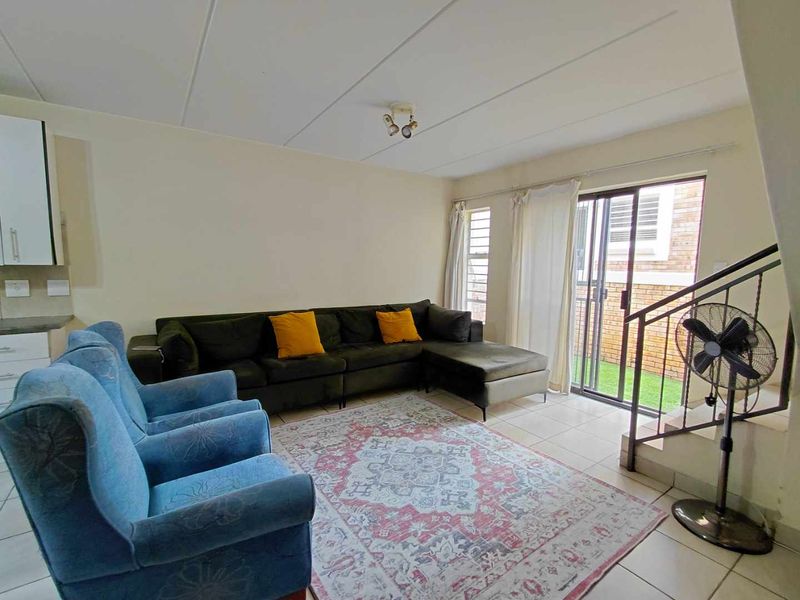 3 Bedroom 2-Bathroom Townhouse in Wilgeheuwel, Roodepoort, Gauteng - Photo 2