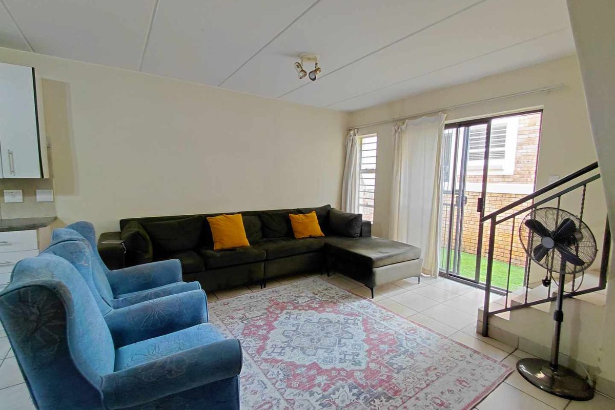 3 Bedroom 2-Bathroom Townhouse in Wilgeheuwel, Roodepoort, Gauteng - Photo 2