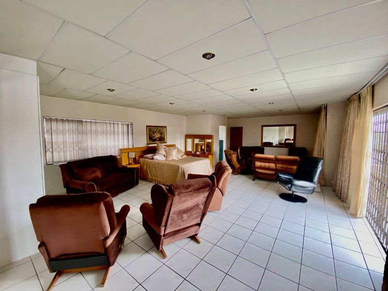 FAMILY AND ENTERTAINING LIVING IN BASSONIA - Photo 4