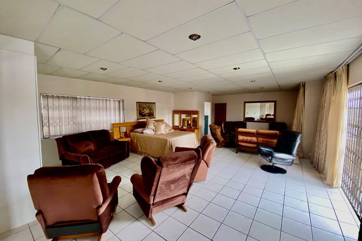 FAMILY AND ENTERTAINING LIVING IN BASSONIA - Photo 4