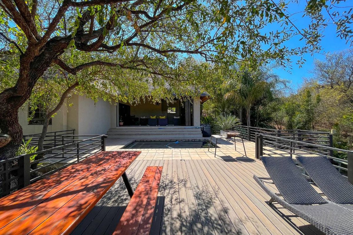 Elegant 5-Bedroom Home with Pool and Mountain Views - Photo 5