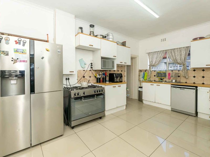 Beautiful Family Home with Separate Cottage in Wynberg Village - Photo 10