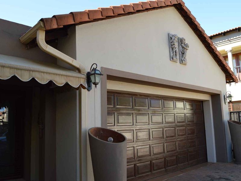 Beautiful double-storey 4-bedroom house - Photo 3