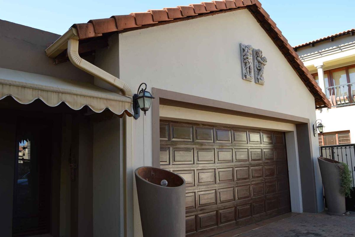 Beautiful double-storey 4-bedroom house - Photo 3
