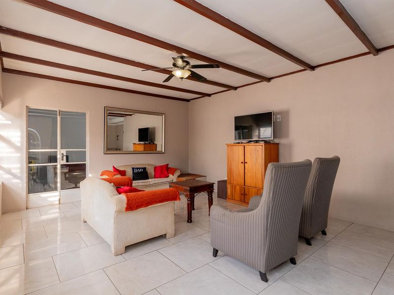 SPACIOUS FAMILY HOME IN ENCLOSURE - Photo 10