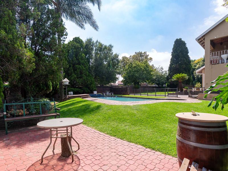 Spacious 3 Bedroom Family Home with Pool in Norkem Park. - Photo 3