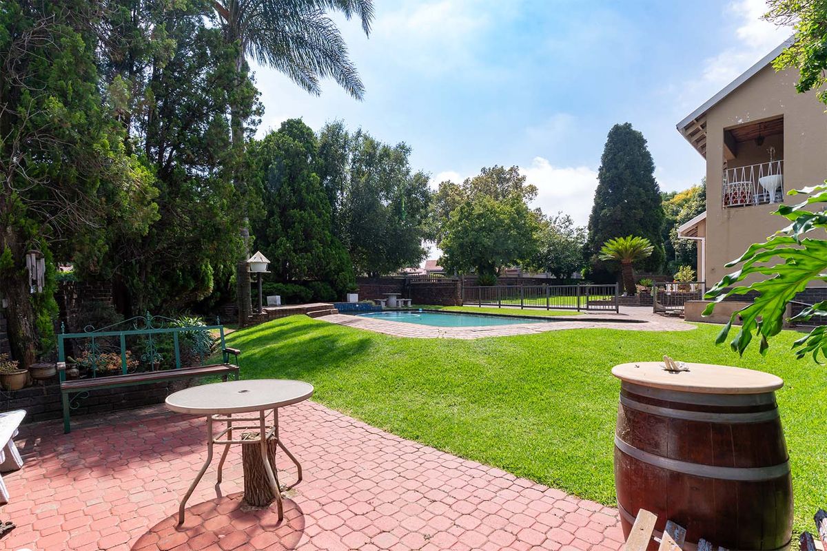 Spacious 3 Bedroom Family Home with Pool in Norkem Park. - Photo 3