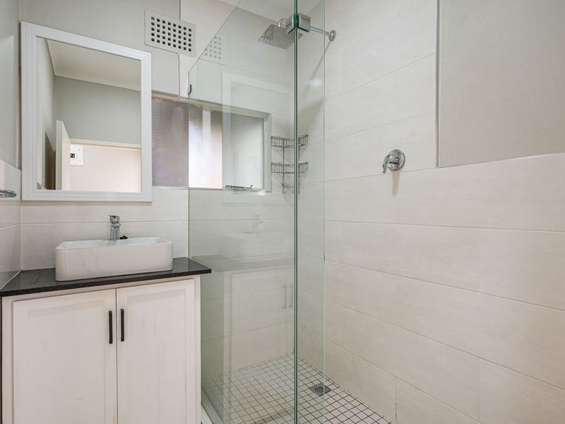 Spacious Second Floor Apartment in the Heart of Hillcrest - Photo 8