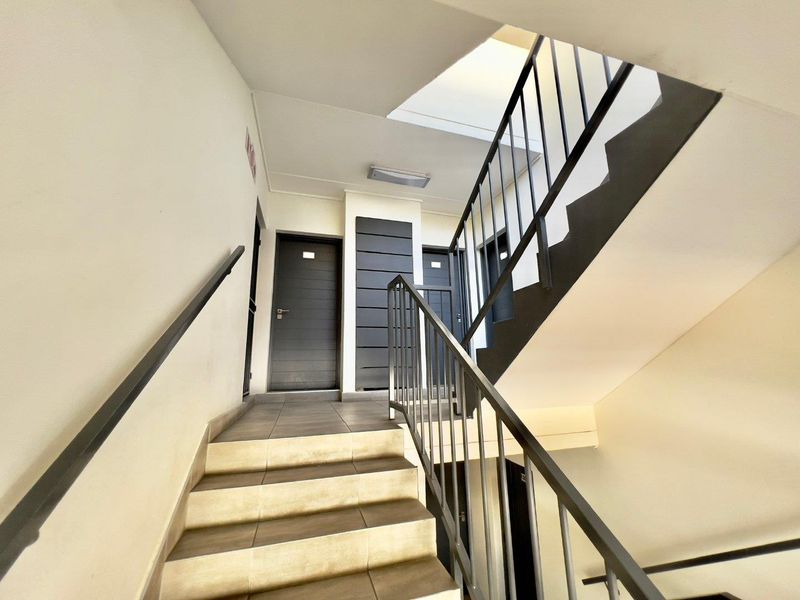 Discover Elegance: Stunning Apartment in Sandton - Photo 10