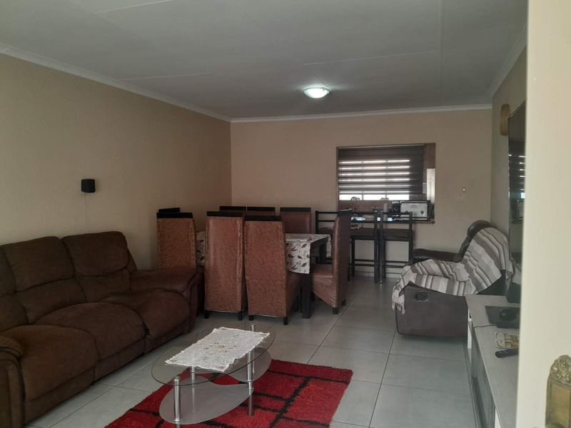3 Bedroom Apartment for sale in New Redruth - Photo 2