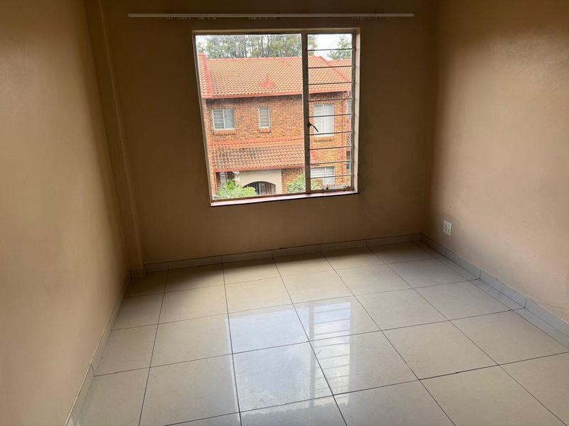 **Spacious 3 Bedroom Apartment for Rent** - Photo 7