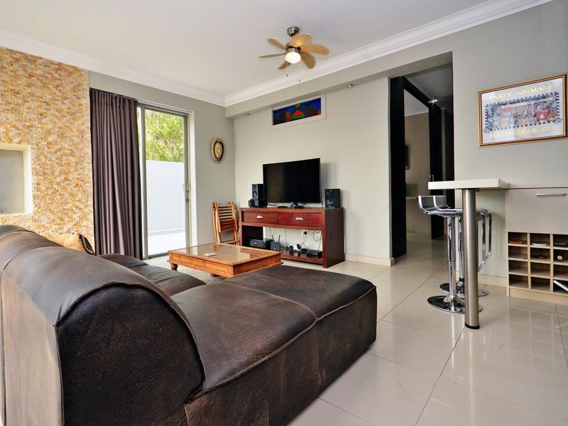 Stunning two bedroom apartment with large private deck - Photo 4