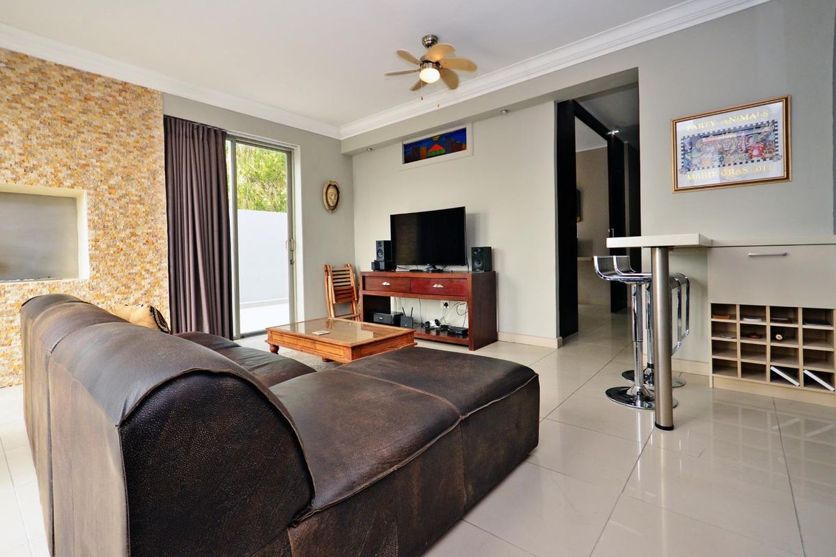 Stunning two bedroom apartment with large private deck - Photo 4