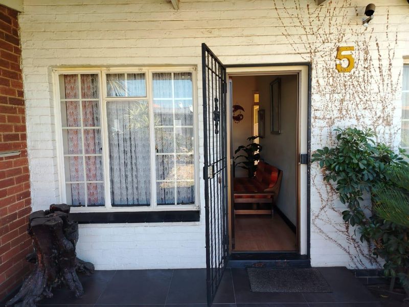 Charming Gem in South Hills - Photo 2