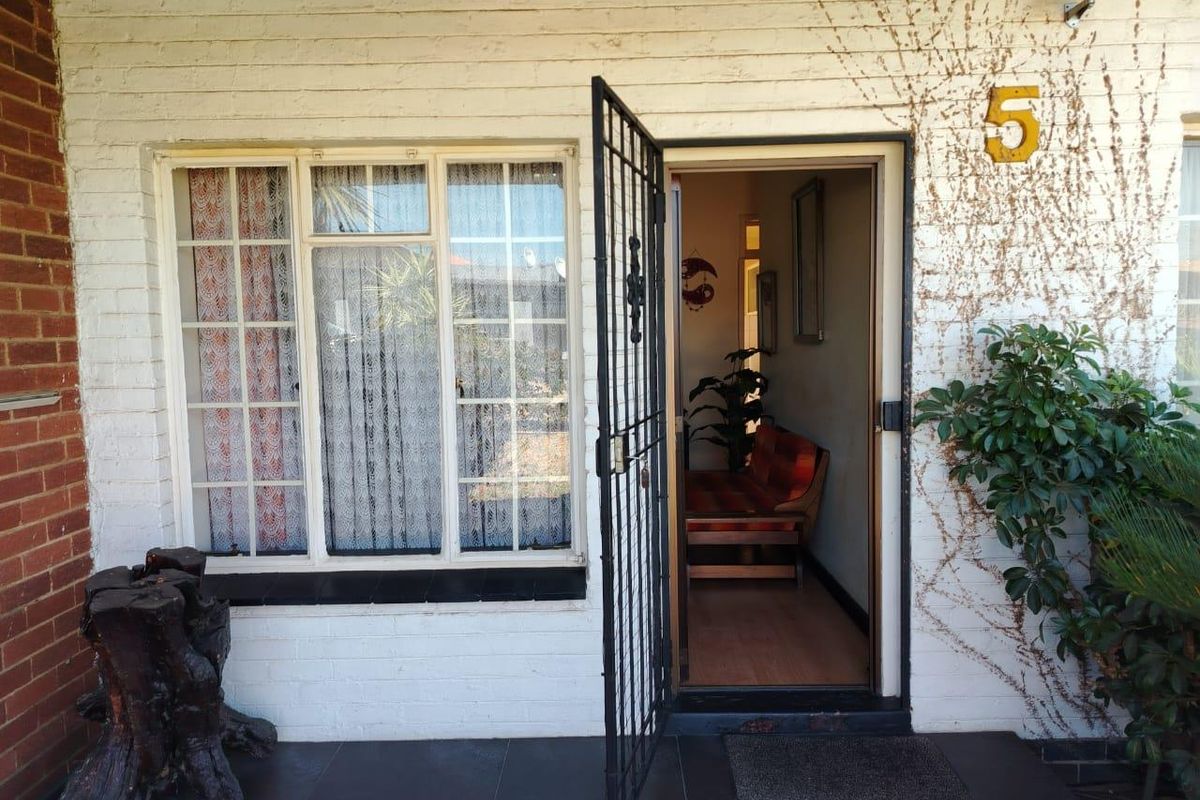 Charming Gem in South Hills - Photo 2