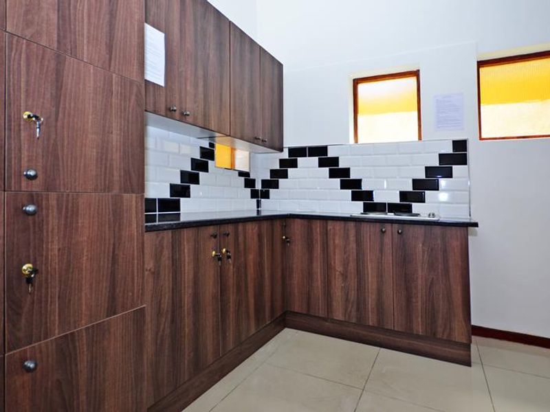 Furnished room in Communal living building - Photo 6