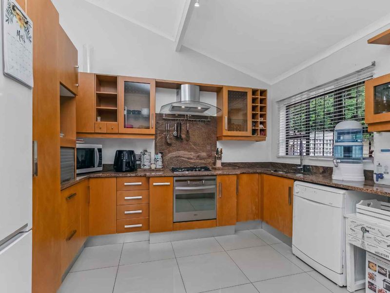 SINGLE-LEVEL LIVING IN A SECURE COMPLEX – THIS CAN BE YOUR NEXT HAPPY PLACE - Photo 9