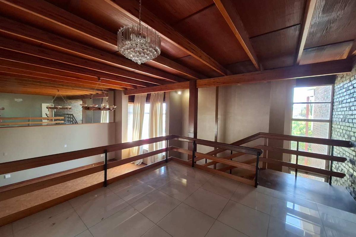 A Grand Opportunity Awaits – Restore, Renovate, Reimagine - Photo 5