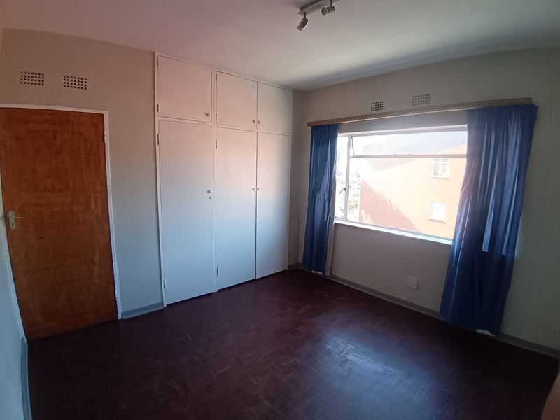 Modern 3-bedroom 2- bathroom 1st floor apartment with sun room and pool area in walking distance from Germiston Lake - Photo 9