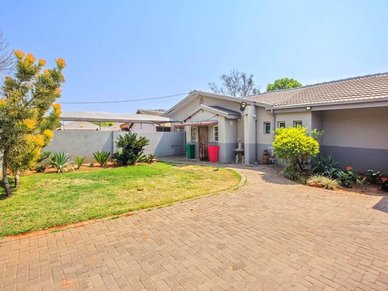 4 Bedroom House for Sale in Meyerspark, Pretoria - Photo 10