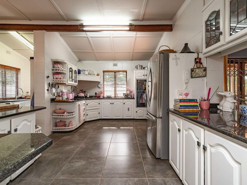 Private Estate – Three Unique Residences - Photo 9