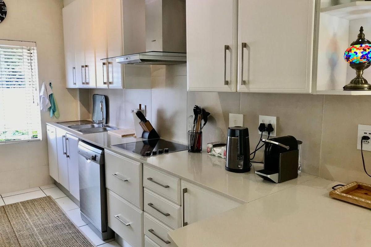 All-inclusive Executive 3-Bedroom, 2-Bathroom Fully furnished Townhouse in Craighall Park - Photo 5