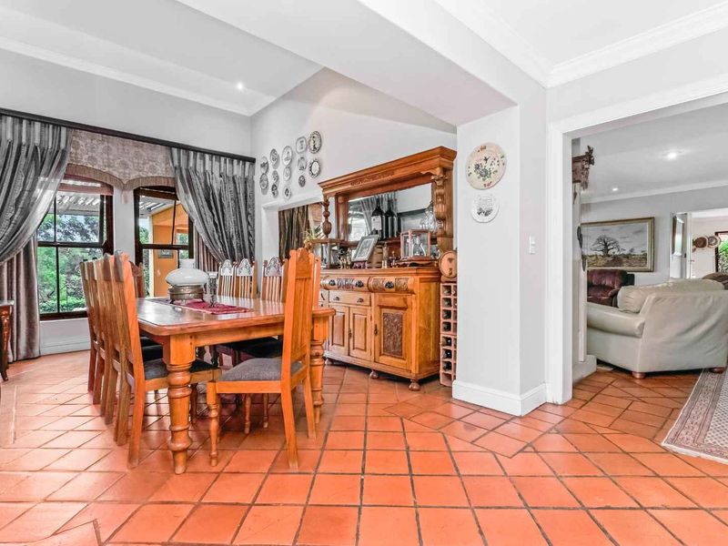 GORGEOUS FAMILY HOME, TUCKED AWAY IN BEAULIEU COUNTRY ESTATE AMONGST LEAFY SERENITY - OFFERING EQUESTRIAN FACILITIES AND A COTTAGE - Photo 6