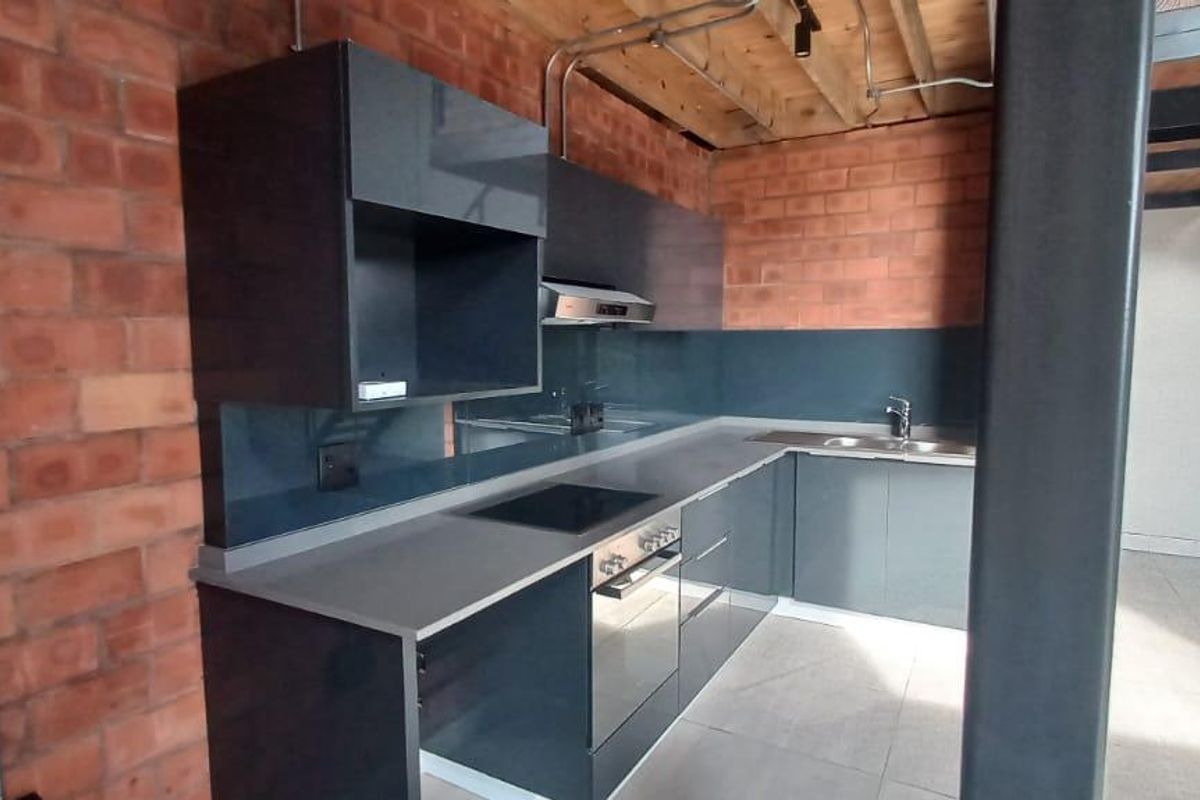 Stylish 3-Bedroom Loft Apartment – Modern Living Across Two Levels - Photo 3