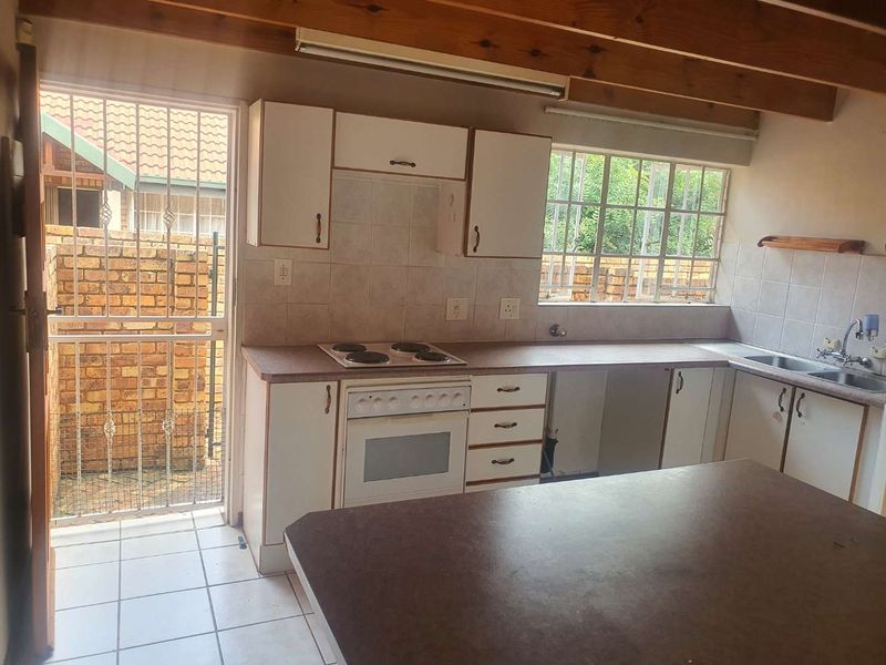 URGENT SALE !!! PRICE REDUCED TO R850.000 !!! UP FOR GRABS!!!.. HOPE YOU'RE NOT TOO LATE TO GRAB IT FOR YOURSELF!!!!... - Photo 9