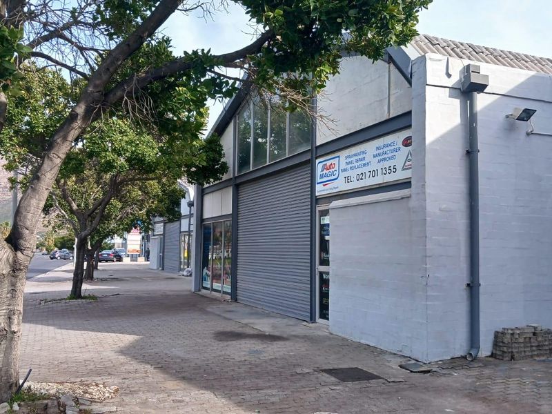 Prime Retail & Showroom Space To Let | 286–462 sqm | South Palms Centre - Photo 1