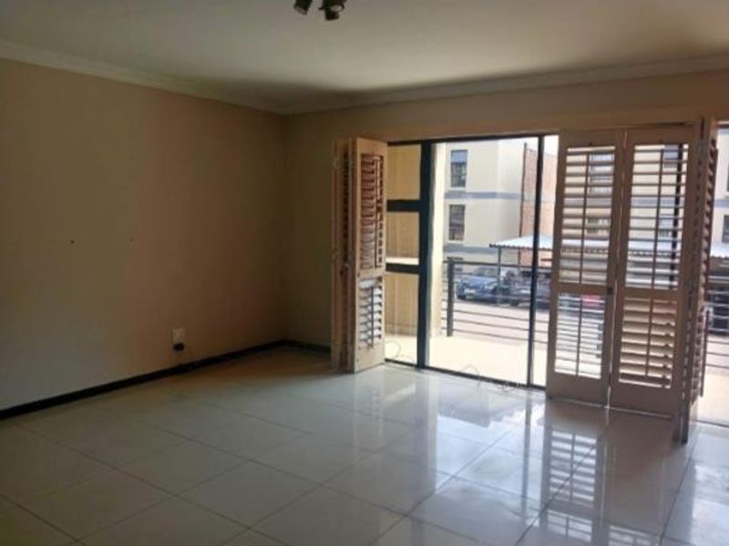 Stylish 2 Bedroom, 2 Bathroom Apartment with Balcony - Photo 2