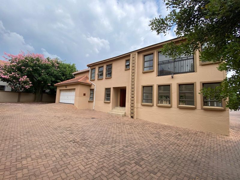 5 Bedroom  Townhouse for sale In Kosmosda - Photo 3