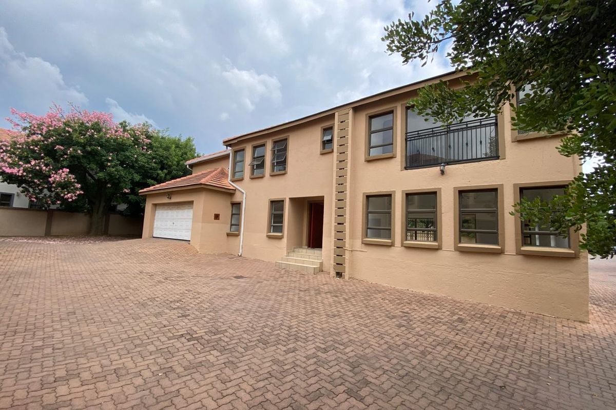 5 Bedroom  Townhouse for sale In Kosmosda - Photo 3