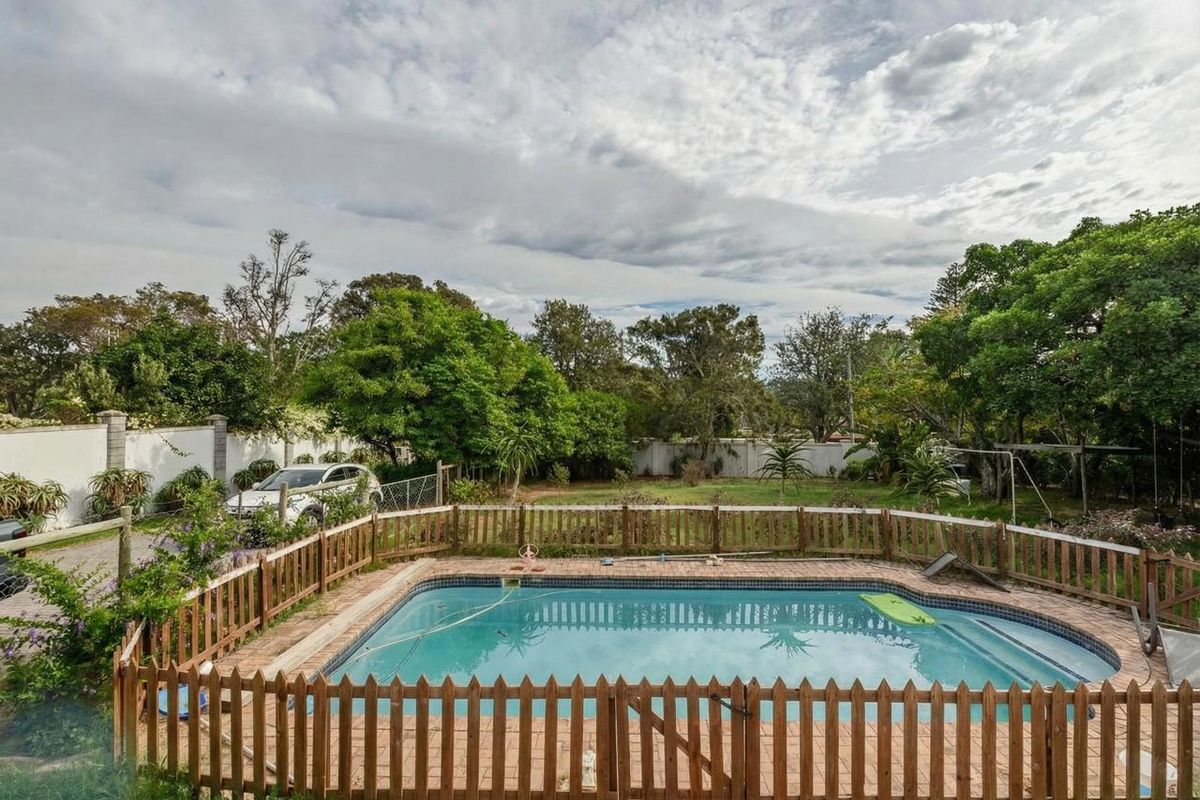 Spacious Family Home with Multiple Dwellings in sought-after Lloyd Road - Photo 2