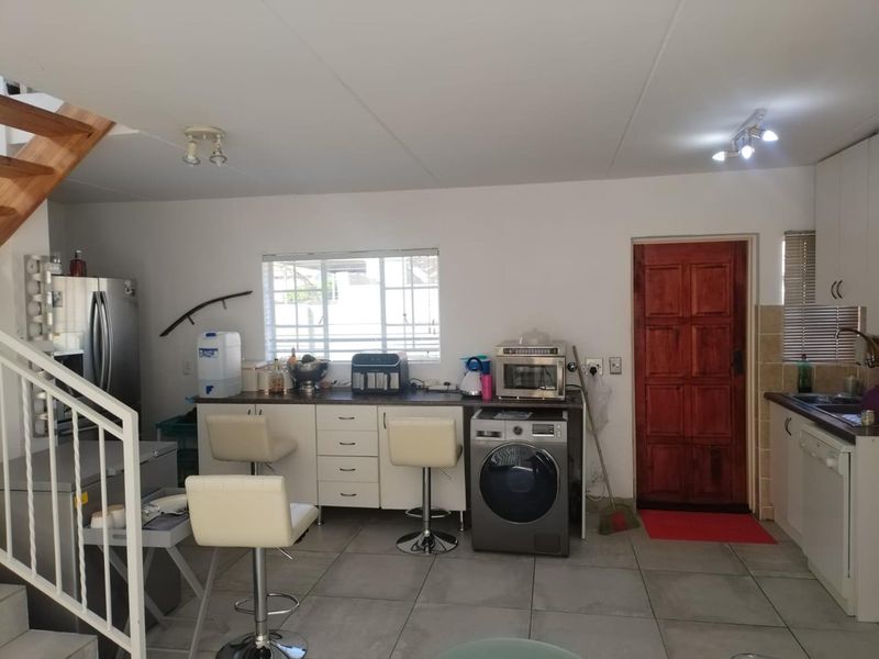 Spacious 4-Bedroom Family Home to Rent in a Secure Estate - Photo 4