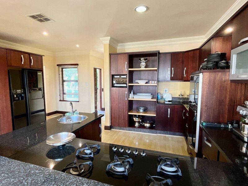 A beautiful, modern family home nestled away in the heart of the La Lucia bowl!! - Photo 10