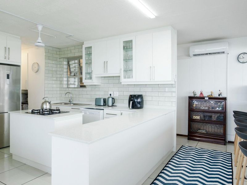 Fully furnished on the beach - Photo 6