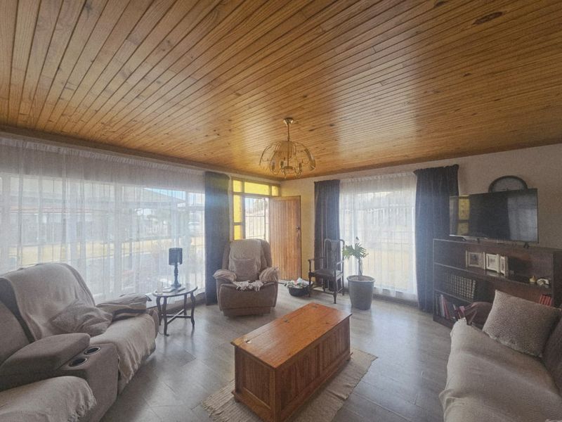 Spacious Four-Bedroom Home with Income Potential and Flatlets - Photo 5