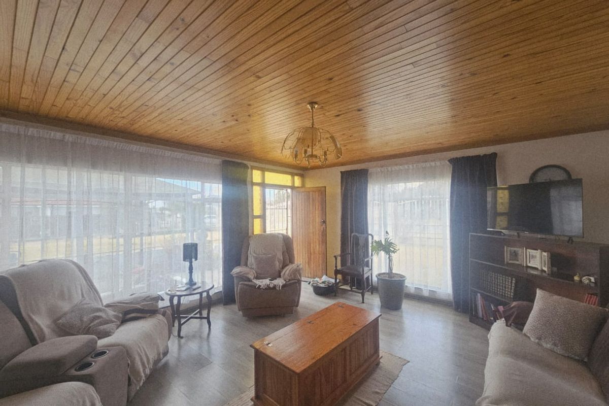 Spacious Four-Bedroom Home with Income Potential and Flatlets - Photo 5