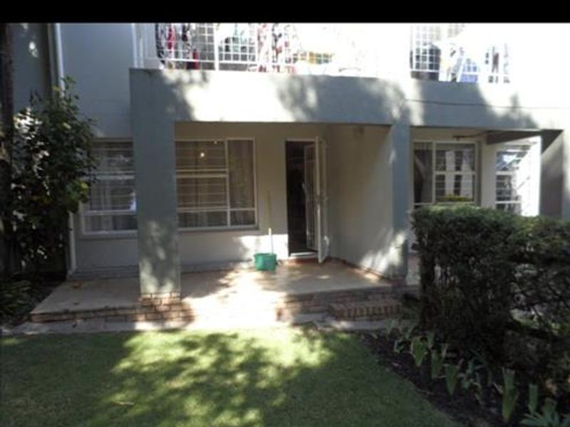 A CHARMING TWO BEDROOM FURNISHED GARDEN APARTMENT - Photo 8