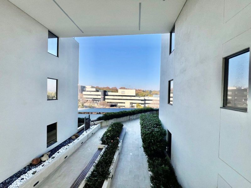 Luxury Meets Convenience in Rosebank’s Manhattan-Inspired Residence - Photo 8
