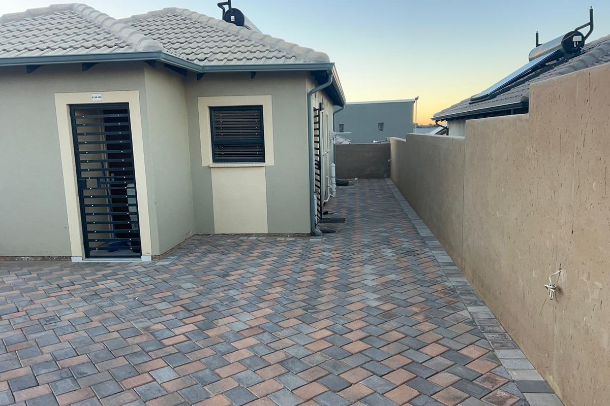 Clayville Ext 45 - R1 350 000 Family Home - Photo 2