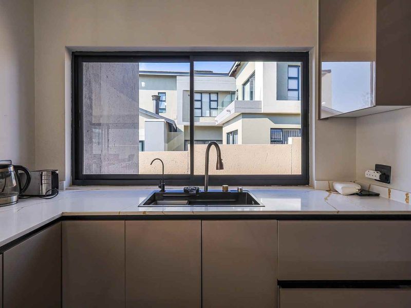 Refined living in the Hills - Photo 10