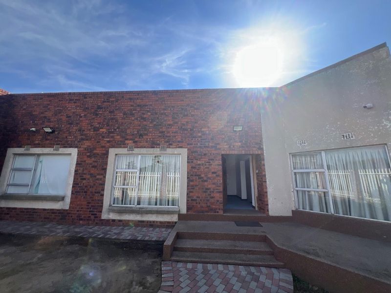 Modern, Secure, and Centrally Located Family Home in Reigerpark - Photo 4