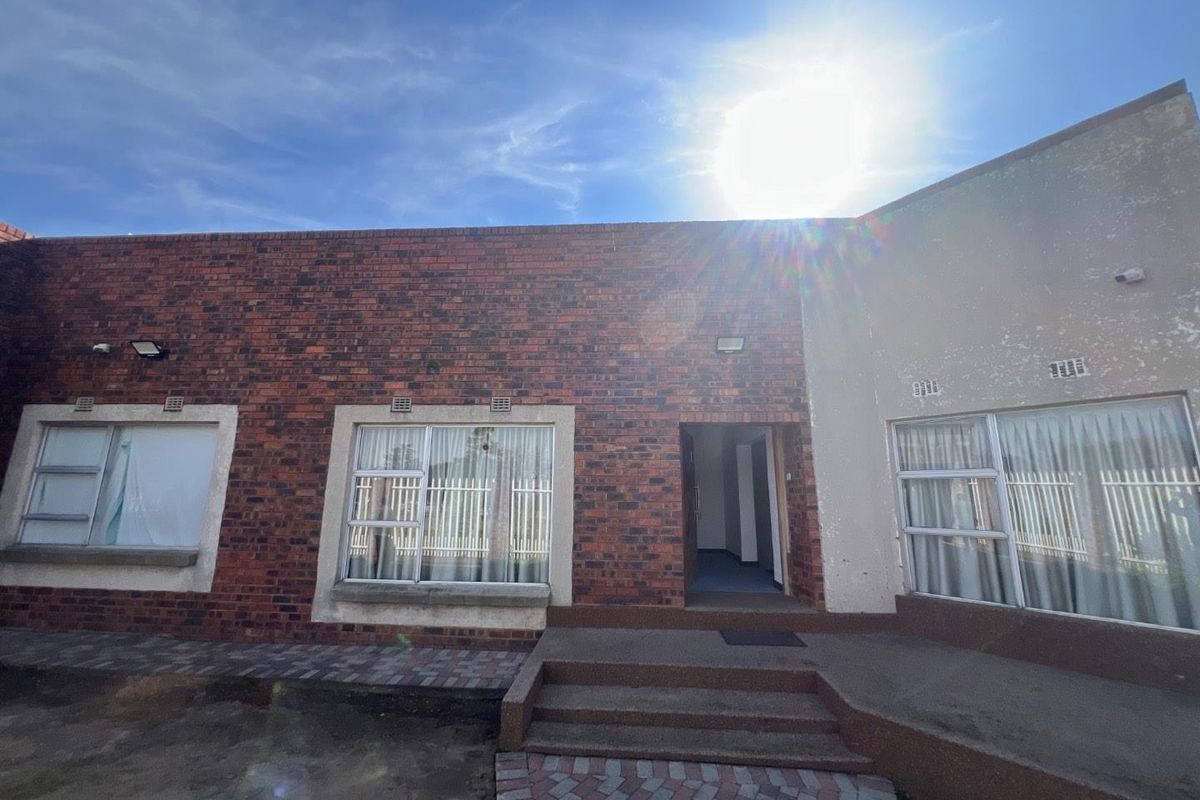 Modern, Secure, and Centrally Located Family Home in Reigerpark - Photo 4