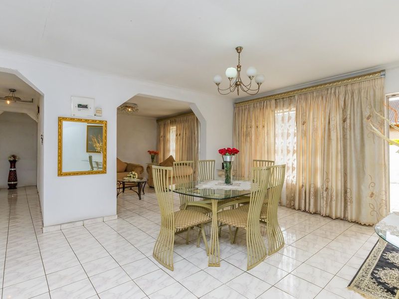 CHARMING FAMILY HOME IN MOBENI HEIGHTS - Photo 4