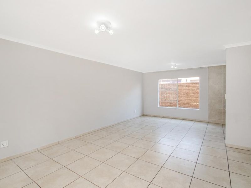 Neat 3 bedroom 2.5 bathroom home for sale in Honeydew Manor - Photo 4